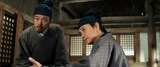 中国ドラマ「清明上河図：隠された暗号」場面写真。ジョウ・イーウェイ（周一囲 / 右）やリン・ジアチュアン（林家川 / 左）もキャストに名を連ねた