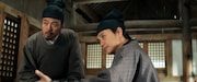 中国ドラマ「清明上河図：隠された暗号」場面写真。ジョウ・イーウェイ（周一囲 / 右）やリン・ジアチュアン（林家川 / 左）もキャストに名を連ねた