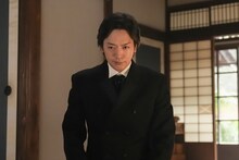 連続テレビ小説「ばけばけ」より、DAIGO演じる薮井。人柄のいい町医者で、蛇と蛙からは“ヤブ医者”と呼ばれている