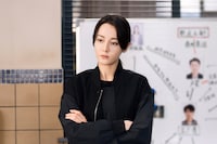 人身売買捜査の最前線に身を投じる捜査官ドン・イエン。中国ドラマ「安楽伝」「プラチナの恋人たち」「長歌行」など数々のラブロマンスで存在感を放ってきたディリラバ（迪麗熱巴）が、本作で初めて捜査官役に挑戦した