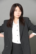 森カンナ演じる、ドラマ「多すぎる恋と殺人」の主人公・谷崎真奈美。50人近くの人と同時に交際しており彼らを“マイラブ”と呼んでいる