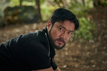 韓国映画「ロビー！ 4000億円を懸けた仁義なき18ホール」より、SUPER JUNIORチェ・シウォン演じる俳優マ・テス