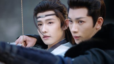 異母兄弟の肖慕然（左）と肖曄霆（右）。中国ドラマ「一念関山-Journey to Love-」のジャオ・ファンラン（趙奐然）と「致命遊戯」のイエン・ズーシエン（厳子賢）がそれぞれ演じている