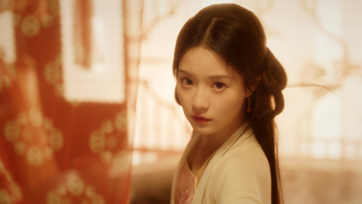 無実の罪を着せられ一族が滅亡した夏安楽児。演じたのは中国ドラマ「陛下と仮想恋愛中！」のジャン・チューハン（張楚寒）