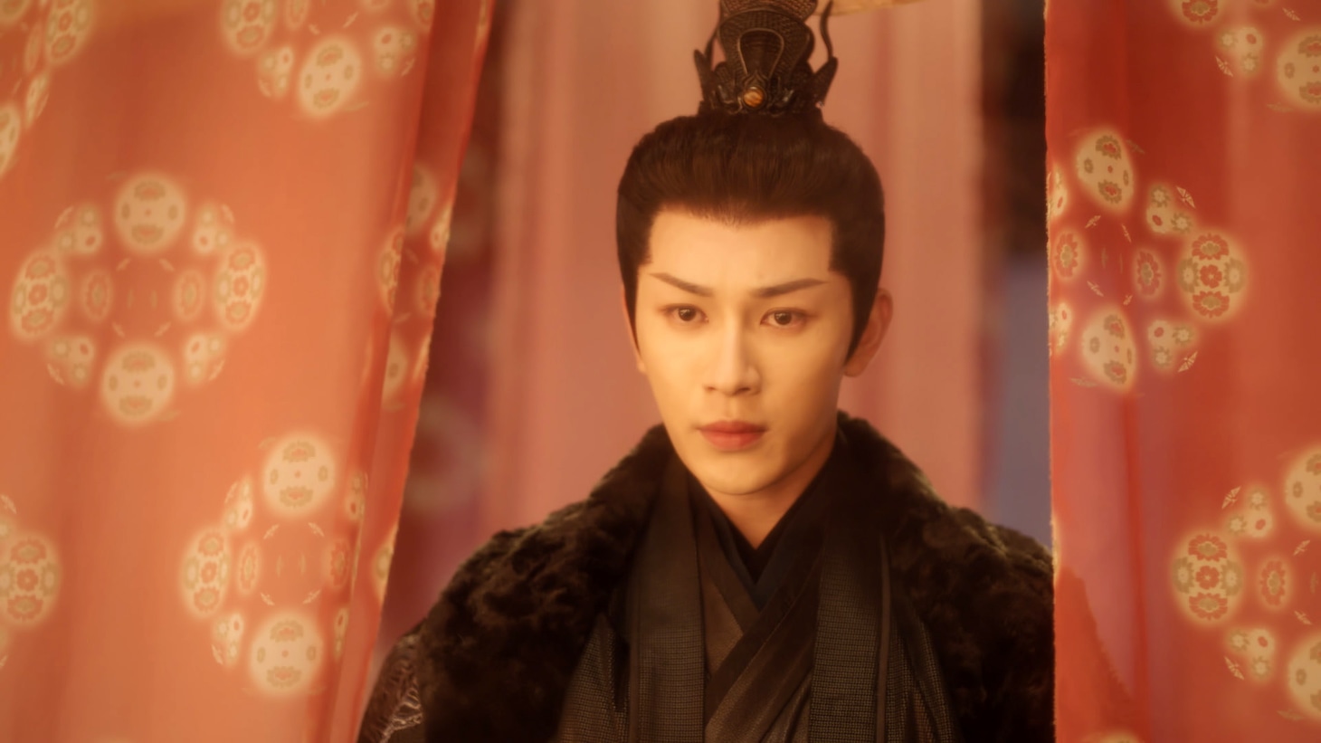 婚約者の一族を裏切った罪を背負う肖曄霆。演じたのは中国ドラマ「情刺 愛讐の宮廷」のイエン・ズーシエン（厳子賢）