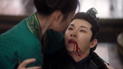 吐血する将軍家の長男・肖曄霆（右）。演じたのは中国ドラマ「情刺 愛讐の宮廷」などで知られ“ショートドラマ界の王子”と称されるイエン・ズーシエン（厳子賢）