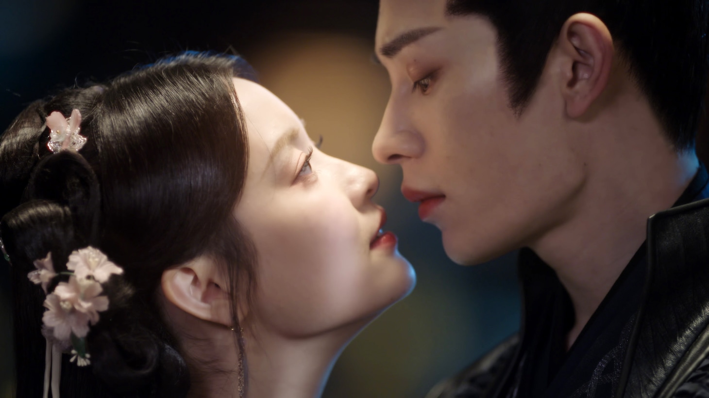 左からジャン・チューハン（張楚寒）演じる夏安楽児、イエン・ズーシエン（厳子賢）演じる肖曄霆