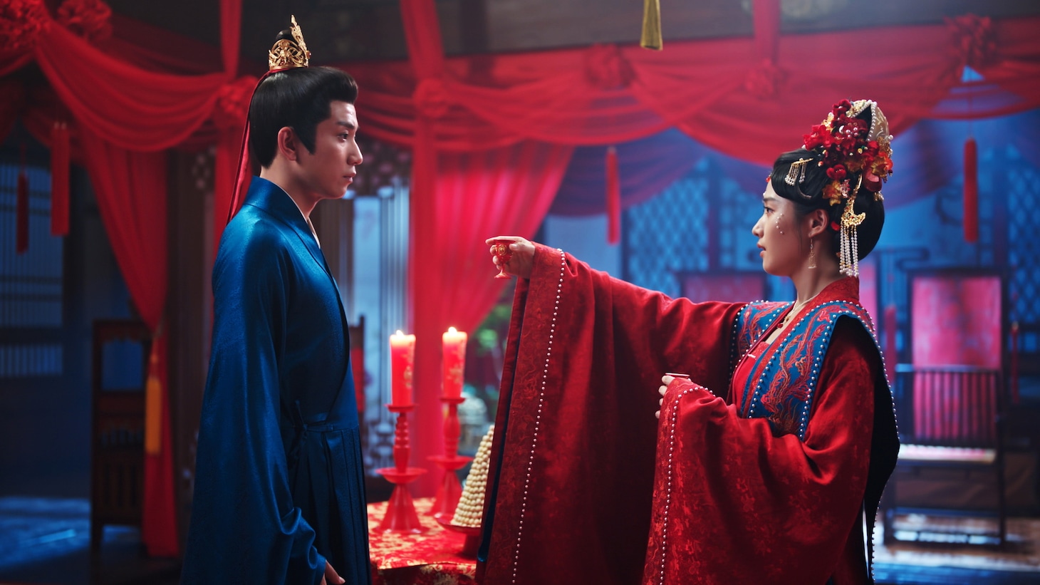 陸徜（左）に決別の盃を差し出す簡明舒（右）