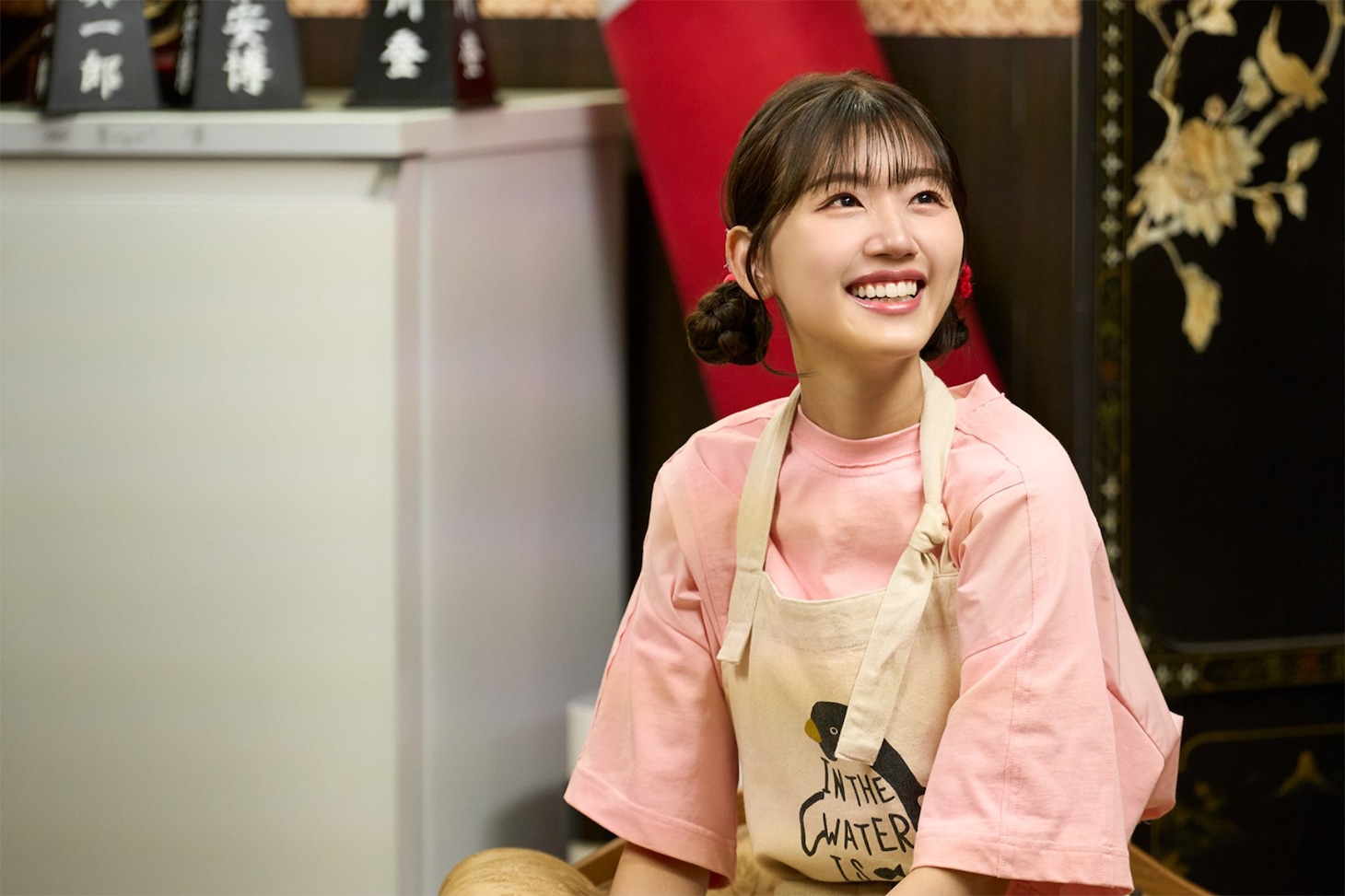 ドラマ「ぴーすおぶせーふ」場面写真。佐々木美玲演じる灰原さん