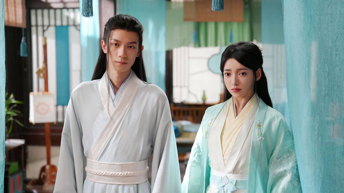 左からワン・イージュン（王一鈞）演じる百里景行、グオ・ジアユー（郭嘉語）演じる蘇南嫣 / 趙清清