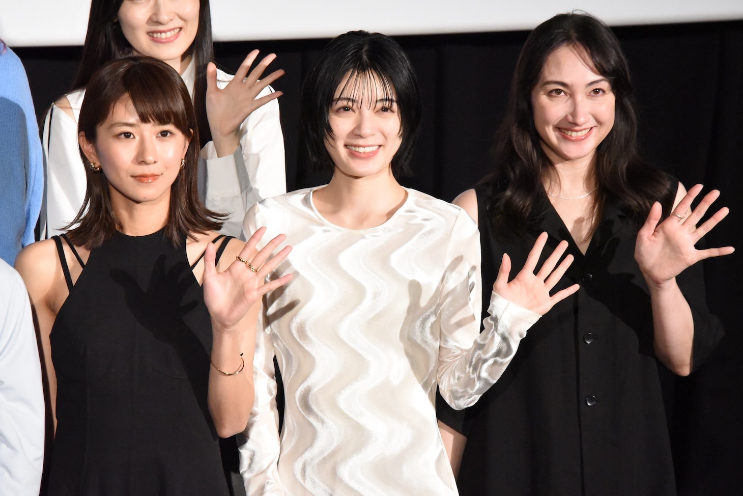 「GEMNIBUS vol.2」完成報告会の様子。左から黒島結菜、吉田美月喜、香椎由宇