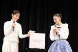 学生からの質問をボックスから引く當真あみ（左）、嵐莉菜
（右）