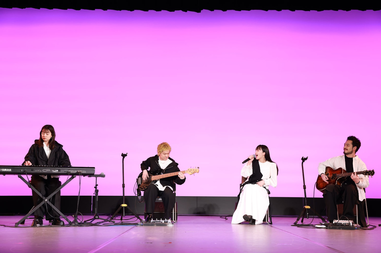 緑黄色社会が「パリに咲くエトワール」の主題歌「風に乗る」を披露する様子