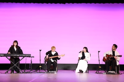 緑黄色社会が「パリに咲くエトワール」の主題歌「風に乗る」を披露する様子