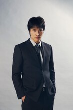 ドラマ「刑事、ふりだしに戻る」で主人公のバディ・吉岡貴志を演じる鈴木伸之