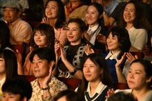 映画「SUKIYAKI 上を向いて歩こう」で作詞家・永六輔の妻である永昌子を演じた仲里依紗（中央）