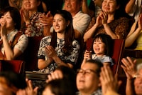 映画「SUKIYAKI 上を向いて歩こう」で歌手・坂本九の妻である柏木由紀子を演じた土屋太鳳（中央）