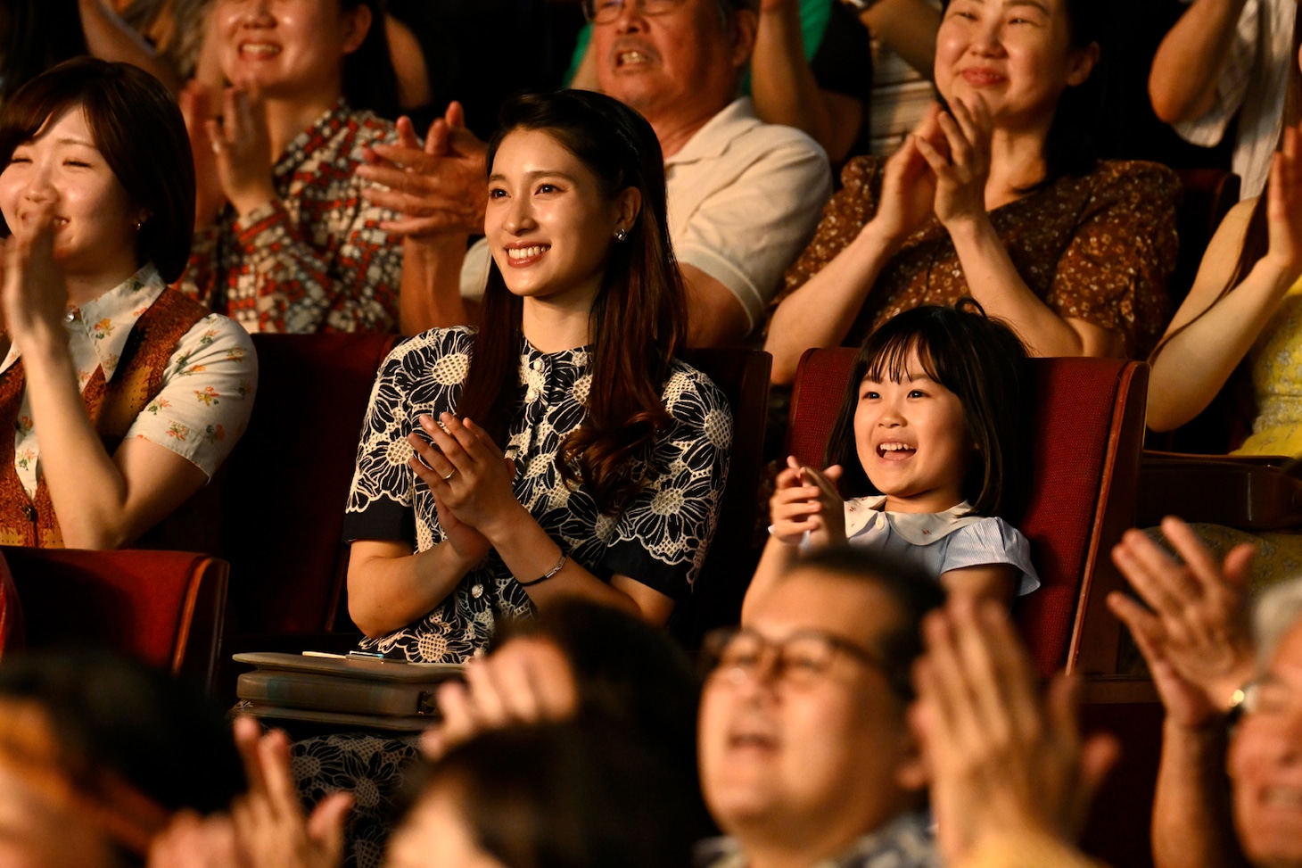 映画「SUKIYAKI 上を向いて歩こう」で歌手・坂本九の妻である柏木由紀子を演じた土屋太鳳（中央）