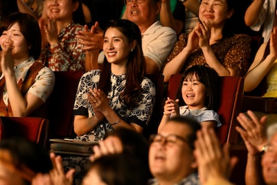 映画「SUKIYAKI 上を向いて歩こう」で歌手・坂本九の妻である柏木由紀子を演じた土屋太鳳（中央）