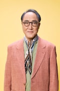 TBS系火曜ドラマ「時すでにおスシ!?」より、佐野史郎演じる立石船男。主人公・みなとと“鮨アカデミー”で出会うクラスメイトで、趣味として鮨を習いに来たダンディで多彩な紳士