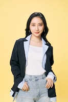 TBS系火曜ドラマ「時すでにおスシ!?」より、ファーストサマーウイカ演じる柿木胡桃。主人公・みなとと“鮨アカデミー”で出会うクラスメイトで、大手コンサル企業から鮨職人へのキャリアチェンジを図る