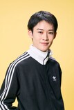 TBS系火曜ドラマ「時すでにおスシ!?」より、山時聡真演じる森蒼斗。主人公・みなとと“鮨アカデミー”で出会うクラスメイトの最年少で、寡黙だが誰よりも鮨を学びたいという意欲にあふれている
