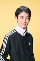 TBS系火曜ドラマ「時すでにおスシ!?」より、山時聡真演じる森蒼斗。主人公・みなとと“鮨アカデミー”で出会うクラスメイトの最年少で、寡黙だが誰よりも鮨を学びたいという意欲にあふれている