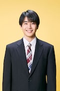 TBS系火曜ドラマ「時すでにおスシ!?」より、中沢元紀演じる待山渚。主人公・みなとのかけがえのない一人息子で、大手鉄道会社へ就職するため親元を離れる