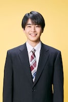 TBS系火曜ドラマ「時すでにおスシ!?」より、中沢元紀演じる待山渚。主人公・みなとのかけがえのない一人息子で、大手鉄道会社へ就職するため親元を離れる