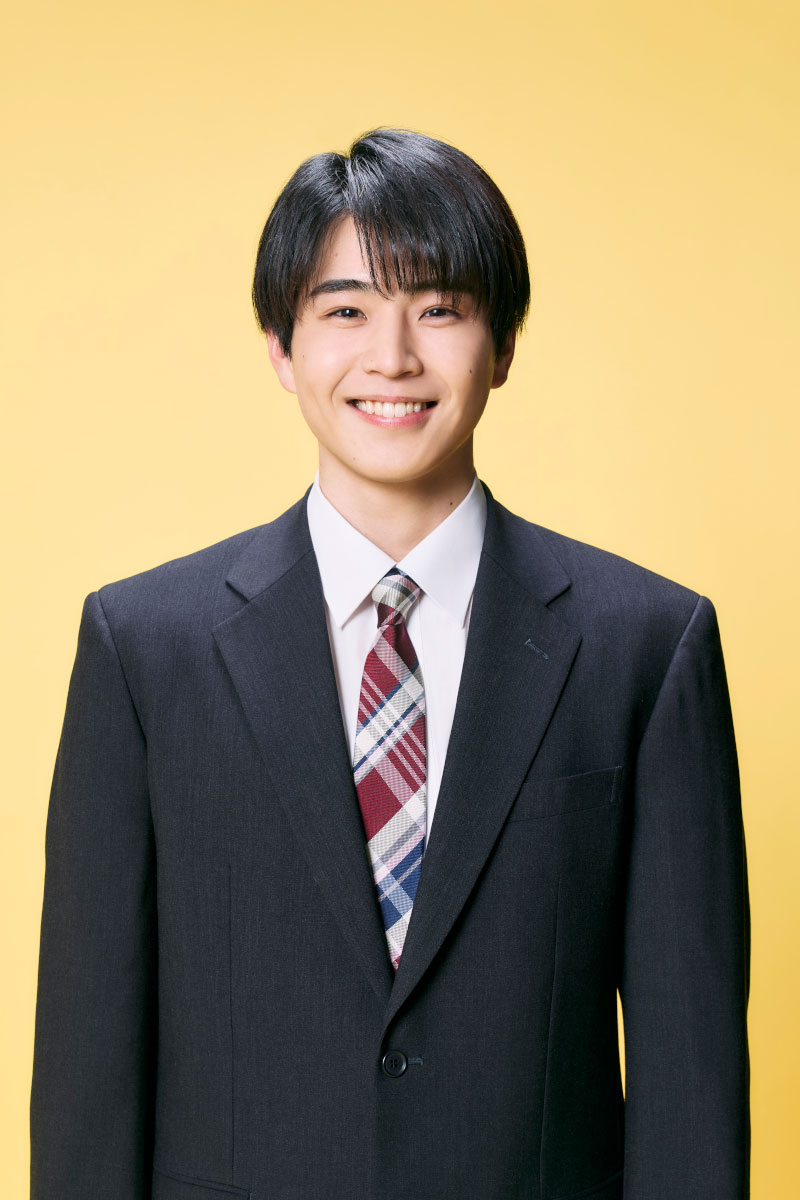 TBS系火曜ドラマ「時すでにおスシ!?」より、中沢元紀演じる待山渚。主人公・みなとのかけがえのない一人息子で、大手鉄道会社へ就職するため親元を離れる