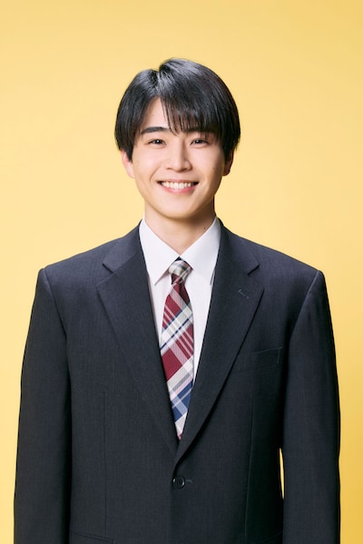 TBS系火曜ドラマ「時すでにおスシ!?」より、中沢元紀演じる待山渚。主人公・みなとのかけがえのない一人息子で、大手鉄道会社へ就職するため親元を離れる