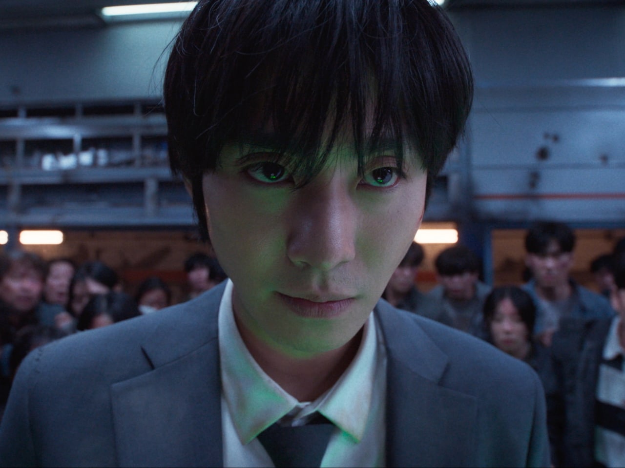 映画「全知的な読者の視点から」アン・ヒョソプ演じるキム・ドクシャ。崩壊した世界の中で、仲間たちとともに生き残りをかけた数々のデスゲームに挑んでいく