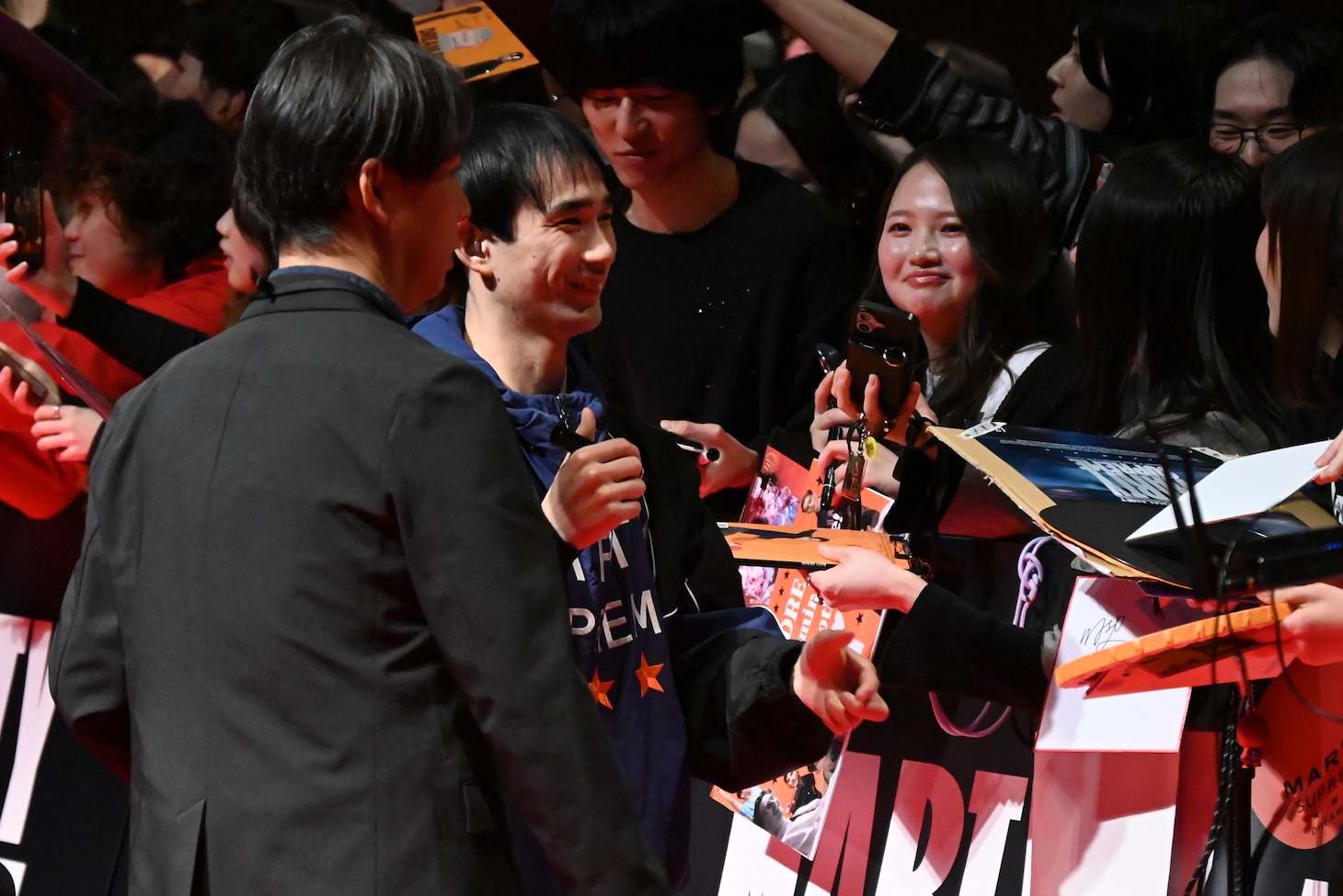 ファンにサインをする川口功人