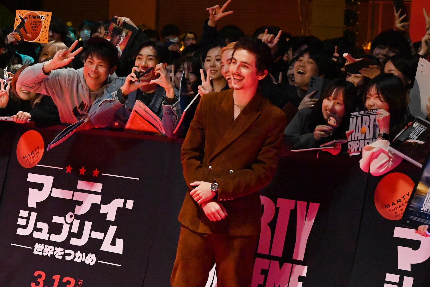 ファンと写真を撮るティモシー・シャラメ