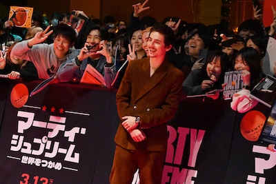 ファンと写真を撮るティモシー・シャラメ