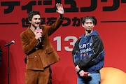 川口功人の母に手を振るティモシー・シャラメ（左）と川口功人（右）