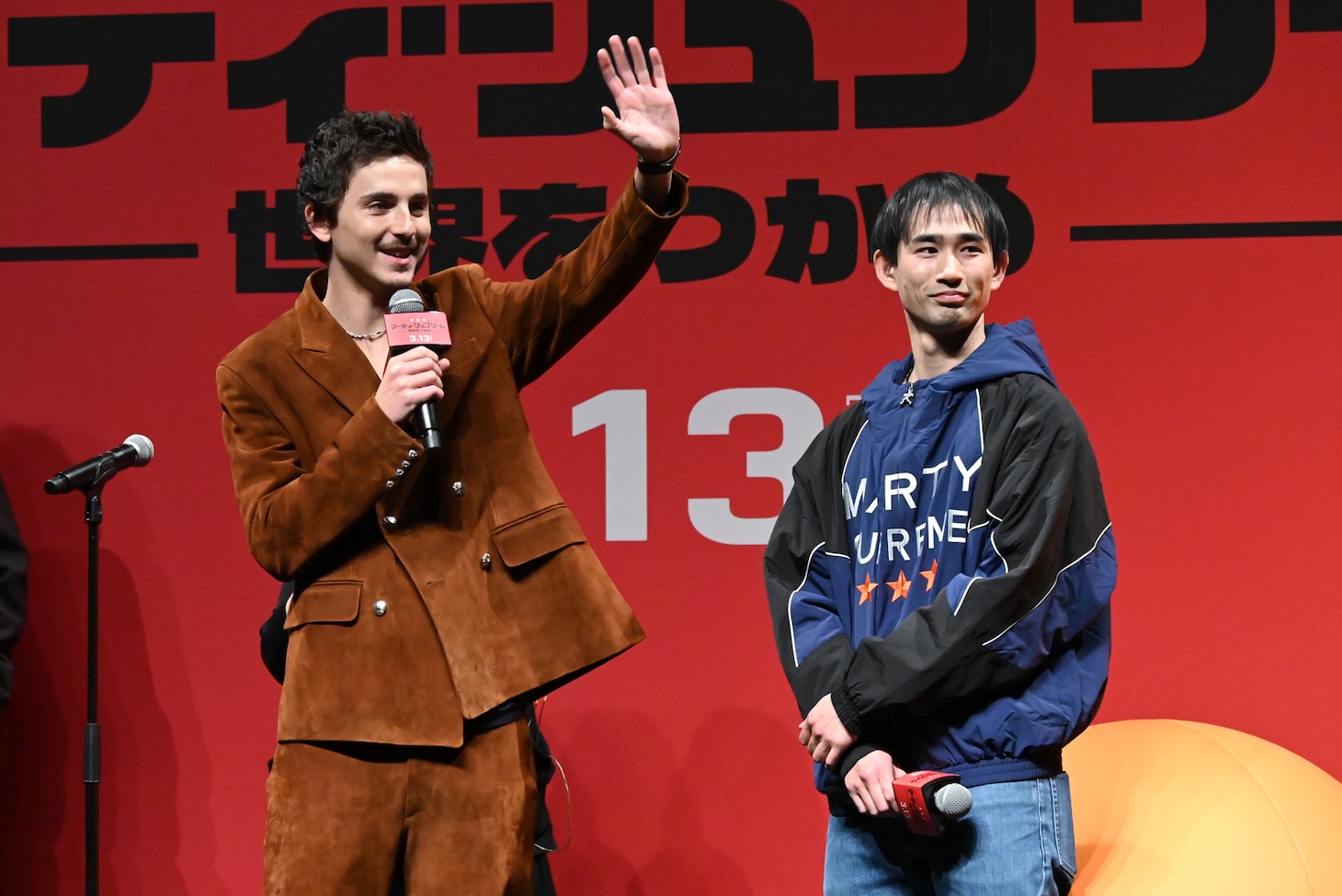 川口功人の母に手を振るティモシー・シャラメ（左）と川口功人（右）