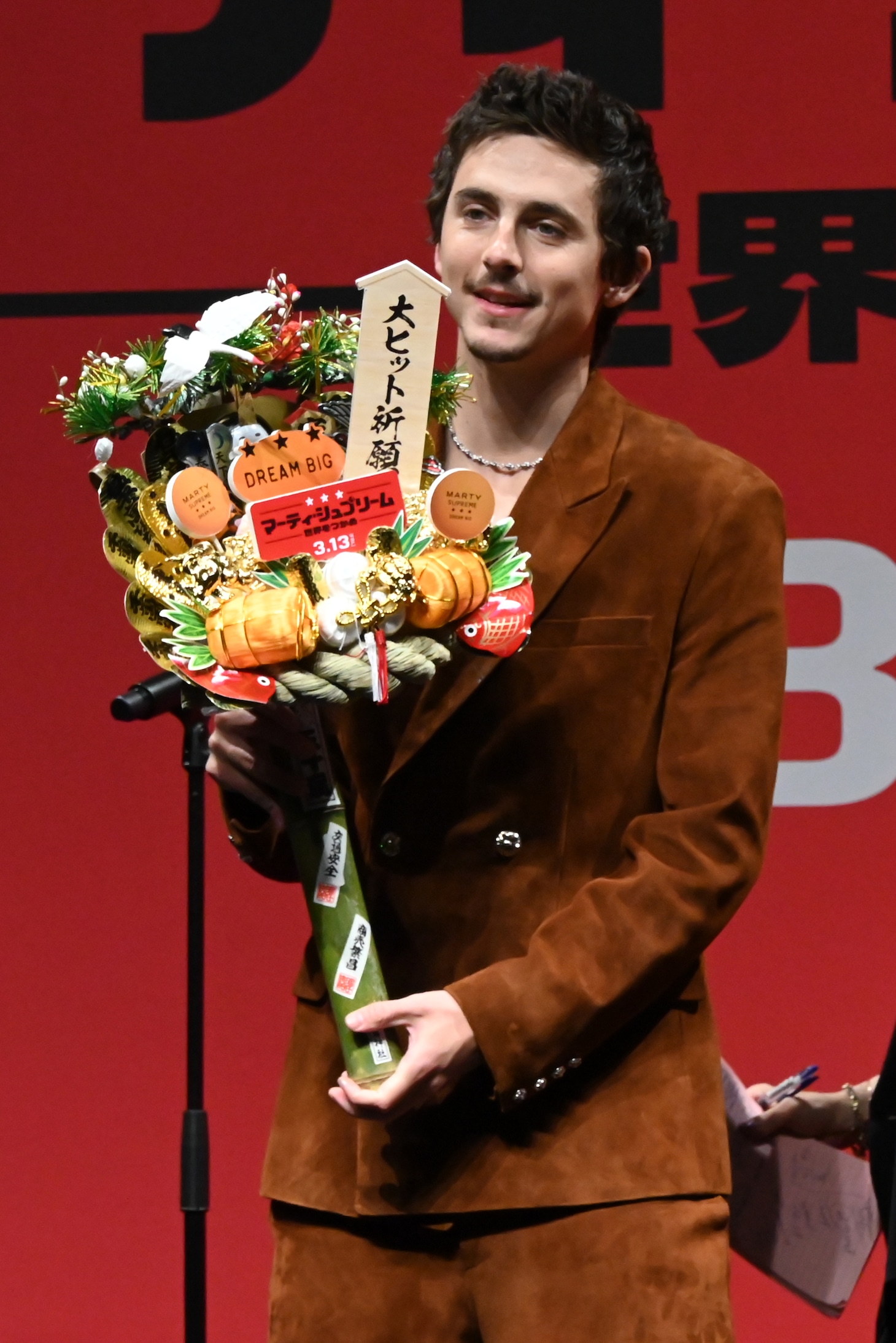 「大ヒット祈願」と書かれた熊手を窪塚洋介から受け取ったティモシー・シャラメ