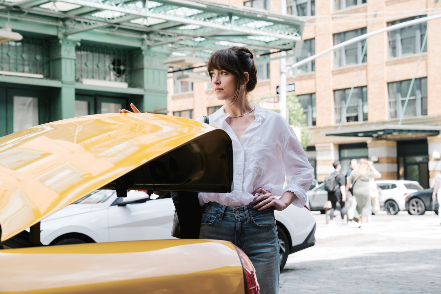 「マテリアリスト 結婚の条件」場面写真。ダコタ・ジョンソン演じるルーシー