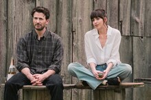 「マテリアリスト 結婚の条件」場面写真。ダコタ・ジョンソン演じるルーシー（右）、クリス・エヴァンス演じるジョン（左）