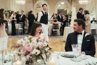 「マテリアリスト 結婚の条件」場面写真。ダコタ・ジョンソン演じるルーシー（左）、ペドロ・パスカル演じるハリー（右）