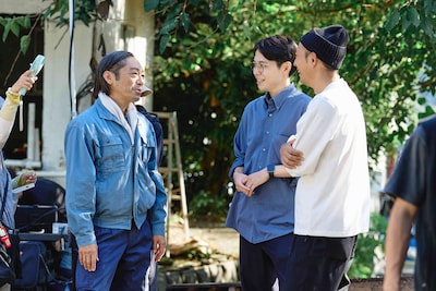 「災 劇場版」メイキング写真。左から香川照之、平瀬謙太朗、関友太郎