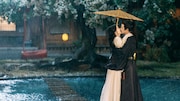 中国ドラマ「蔵珠～禁断の愛と裏切りの報復～」より、雨の中キスする李楚楚（左）と李軫（右）。成長するにつれ、互いへの思いは兄妹以上のものとなった