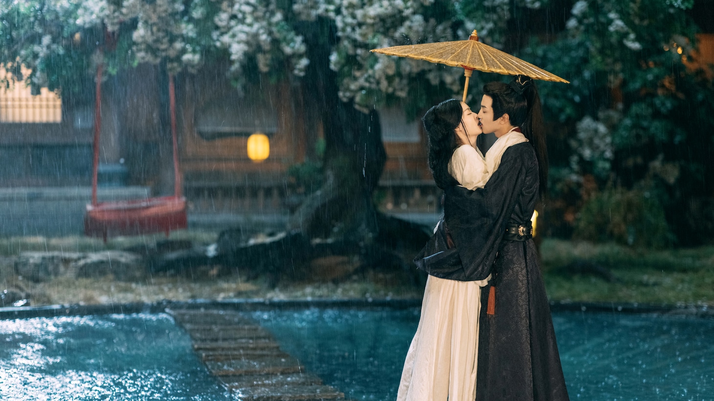 中国ドラマ「蔵珠～禁断の愛と裏切りの報復～」より、雨の中キスする李楚楚（左）と李軫（右）。成長するにつれ、互いへの思いは兄妹以上のものとなった