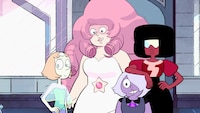 パール（左）はもともとクリスタル・ジェムズの指導者だったローズ・クォーツ（中央）に仕える身分であり、ローズに対しては尊敬以上の特別な感情を持つ。そのためローズの息子であるスティーブンに対しては過保護に接し、スティーブンの父・グレッグに対しては「人間のくせに自分からローズを奪った」という複雑な感情を持っている ©2026 Warner Bros. Discovery, Inc. or its subsidiaries and affiliates. All rights reserved.