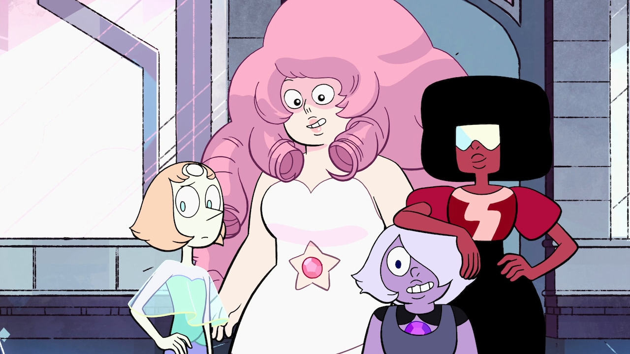 パール（左）はもともとクリスタル・ジェムズの指導者だったローズ・クォーツ（中央）に仕える身分であり、ローズに対しては尊敬以上の特別な感情を持つ。そのためローズの息子であるスティーブンに対しては過保護に接し、スティーブンの父・グレッグに対しては「人間のくせに自分からローズを奪った」という複雑な感情を持っている ©2026 Warner Bros. Discovery, Inc. or its subsidiaries and affiliates. All rights reserved.