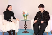 「人はなぜラブレターを書くのか」主演・綾瀬はるか×主題歌を担当したOfficial髭男dism・藤原聡の対談映像より