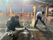 「人はなぜラブレターを書くのか」メイキング写真。トレーニングシーンの撮影に臨む細田佳央太（右）と菅田将暉（左）