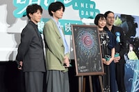 萩原利久（中央左）と古川琴音（中央右）が共同で描いた花火イラストを囲んだ記念撮影の様子