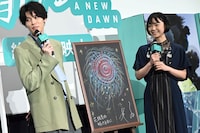 アニメーション映画「花緑青が明ける日に」公開記念舞台挨拶の様子。萩原利久（左）と古川琴音（右）が共同で描いた花火イラストを披露された